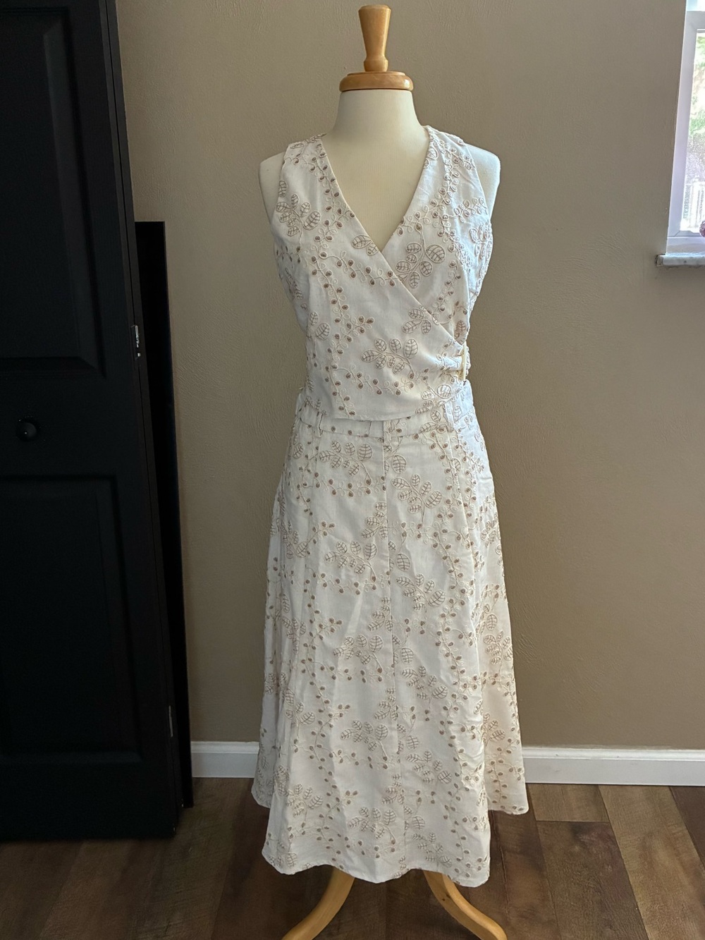 RIHOAS White Sleeveless Embroidered V-Neck Midi Dress